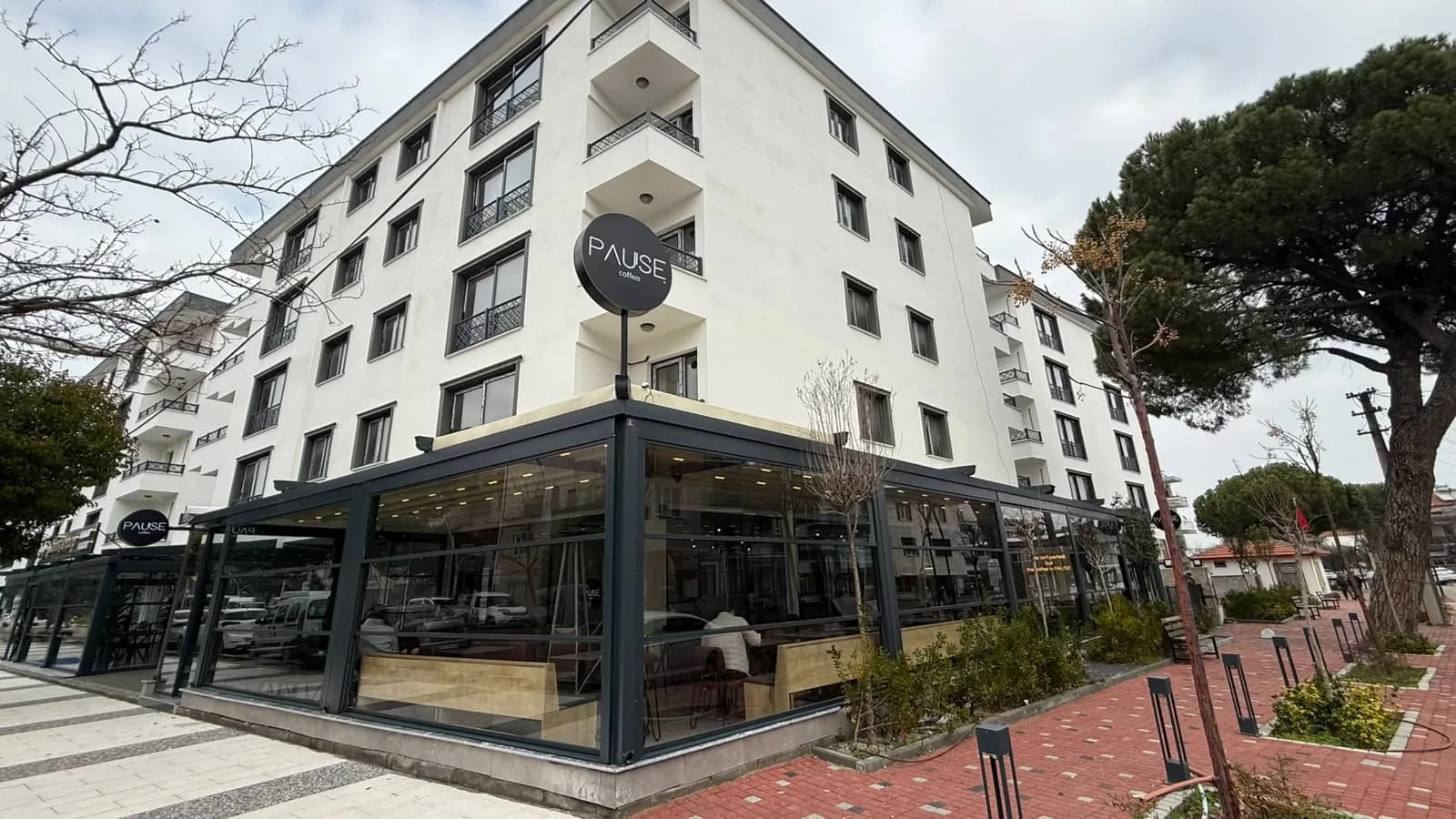 Здание Beyaz İnci в Сарыханлы с кафе Pause Coffea на первом этаже